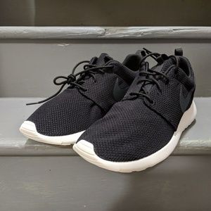 NIKE Roshe Run One
Men's size 10
Black White